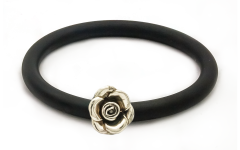 Detall de la rosa de plata i el tancament autoajustable